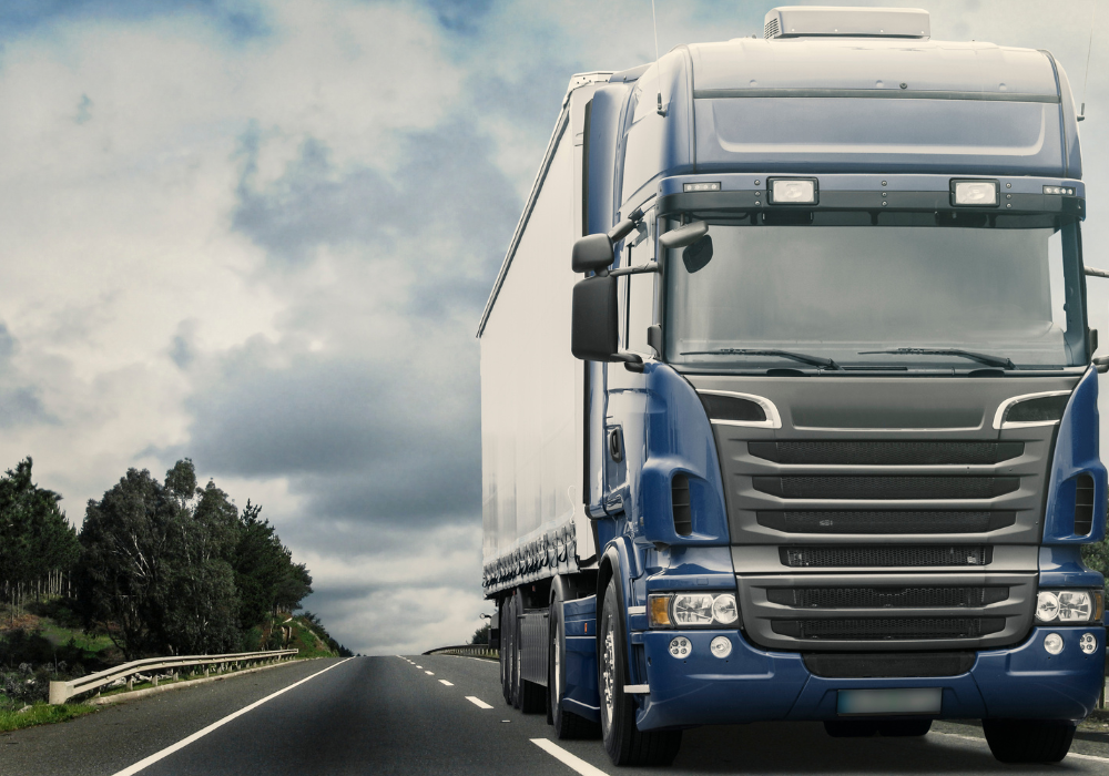 Ubezpieczenie pojazdów w transporcie – co warto zawrzeć w pakiecie